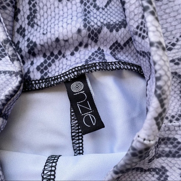 Onzie lavender purple high rise cobra snakeskin leggings XS - Picture 10 of 12